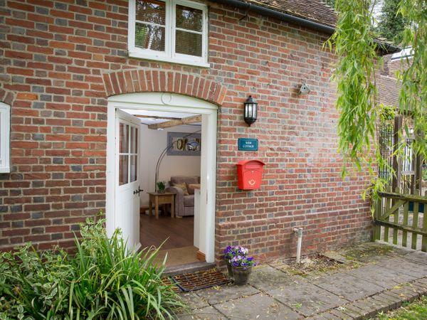 Holiday Cottages in Kent: Weir Cottage, Hollingbourne | sykescottages.co.uk