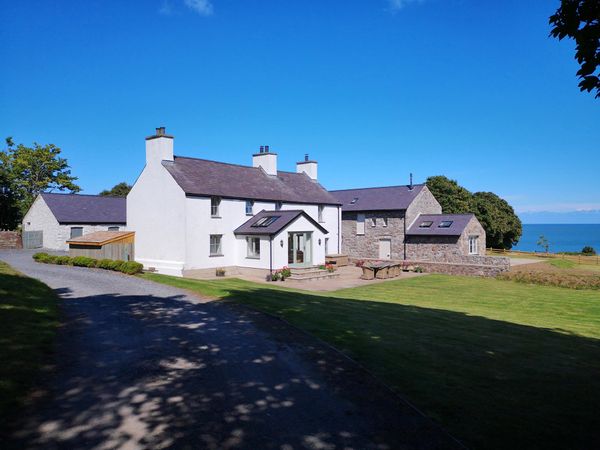 Penrhyn Farm Moelfre Tyddyn Isaf Self Catering Holiday Cottage