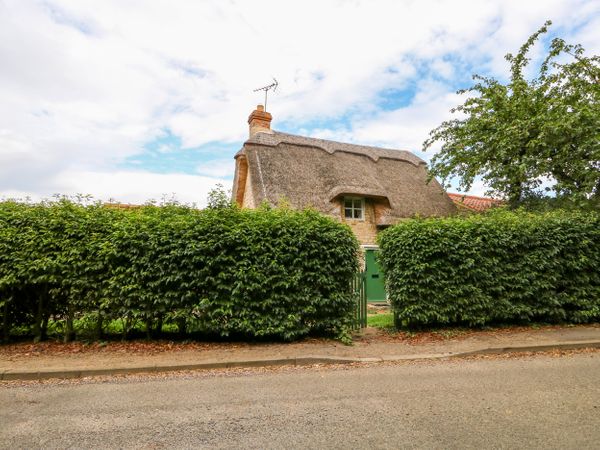 Bumble Bee Barrowden Wakerley East Anglia Self Catering
