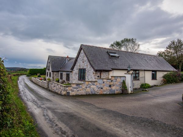 Arosfa Trelawynd Axton Self Catering Holiday Cottage