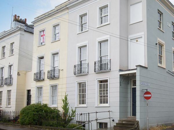 Holiday Cottages in Gloucestershire: Top Floor Apartment, Cheltenham | sykescottages.co.uk