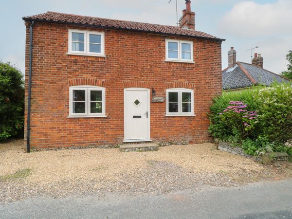 Holiday Cottages in Norfolk: Wallflower Cottage, Hickling Green | sykescottages.co.uk