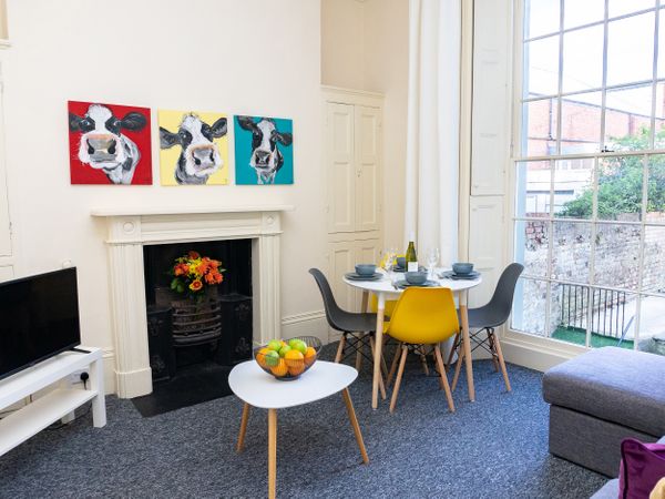 Holiday Cottages in Gloucestershire: Grounf Floor Apartment, Cheltenham | sykescottages.co.uk