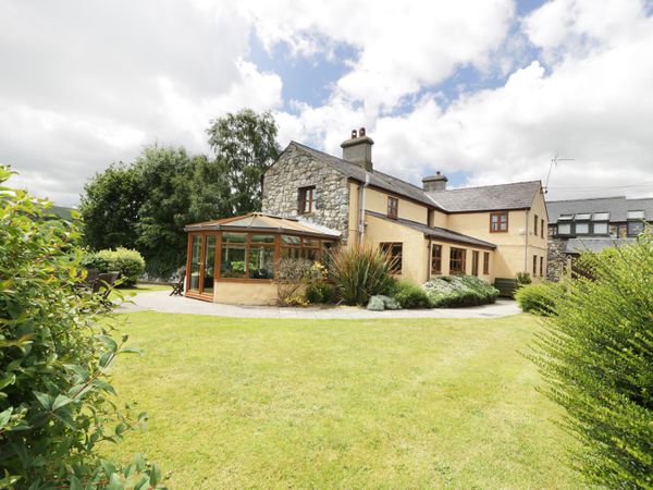 Ddol Helyg Farmhouse Llanrug Pont Rhythallt Self Catering