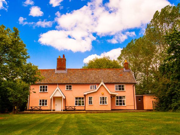 Holiday Cottages in Suffolk: St. Michael's House, South Elmham | sykescottages.co.uk