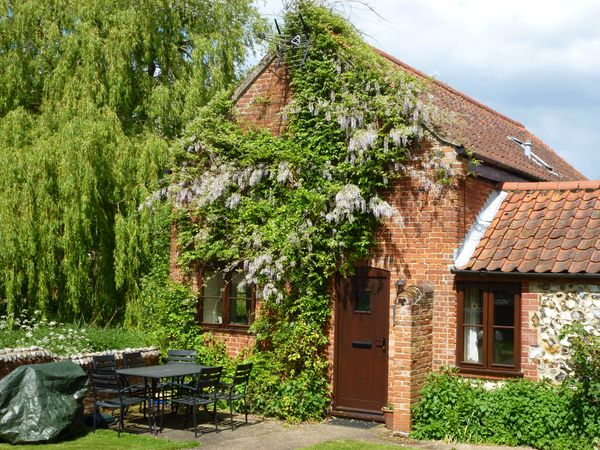Holiday Cottages in Norfolk: Sweet Briar Barn, Coltishall | sykescottages.co.uk