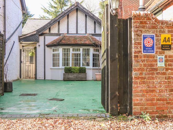 Places to Stay in Sussex: Woodend Annexe, Fontwell | sykescottages.co.uk