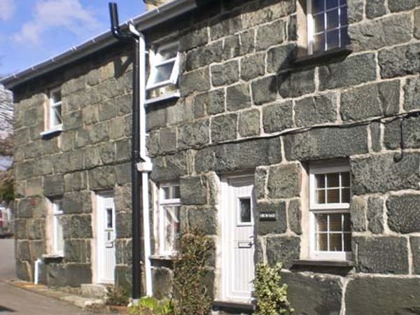 1 Bron Haul Trawsfynydd Porthmadog Self Catering Holiday Cottage