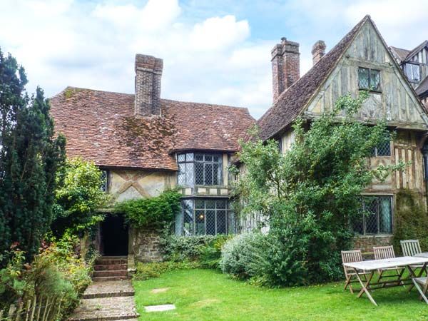 Holiday Cottages in Kent: Tudor Wing, Chiddingstone | sykescottages.co.uk