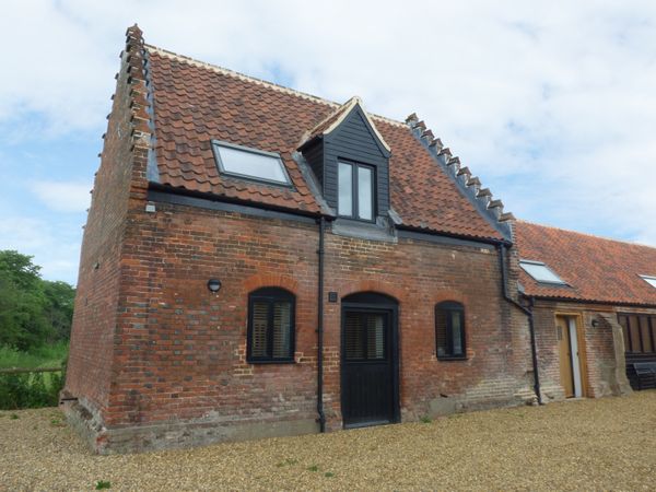 Holiday Cottages in Norfolk: Tricker's Cottage, Moreton on the Hill | sykescottages.co.uk