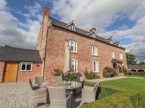 Rhandregynwen Hall Four Crosses Domgay Self Catering Holiday
