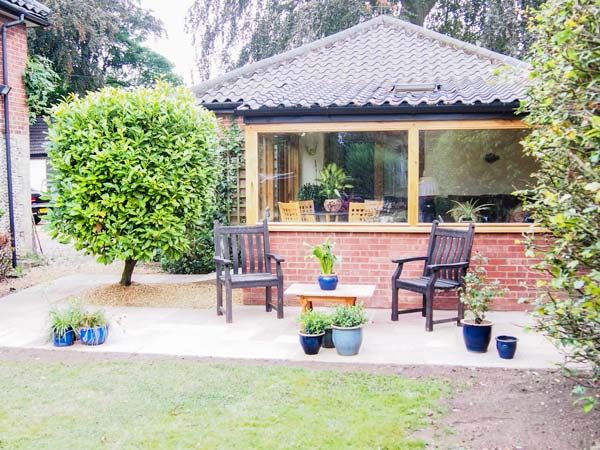 Holiday Cottages in Norfolk: The Lodge, Coltishall | sykescottages.co.uk