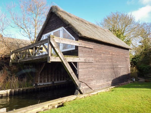 Holiday Cottages in Norfolk: Cygnus Boathouse, South Walsham | sykescottages.co.uk