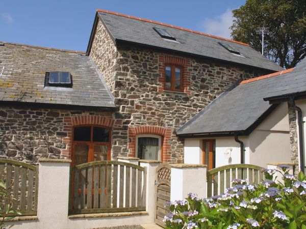Holiday Cottages in Devon: Saltwind Granary, Clovelly | skykescottages.co.uk