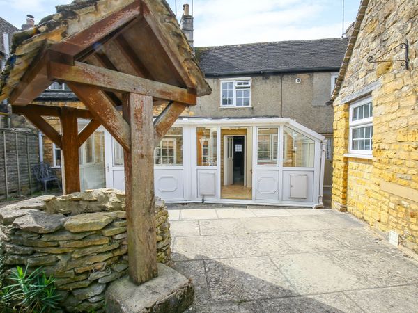 Japonica Cottage Bourton On The Water Self Catering Holiday