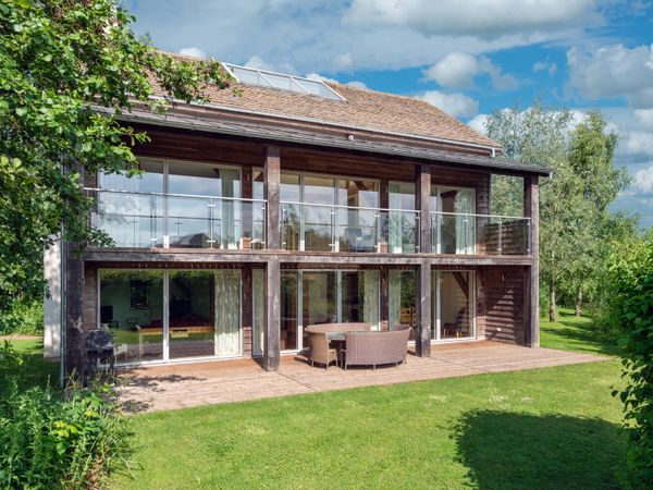 Spinney Falls House Cotswold Water Park Neigh Bridge Country