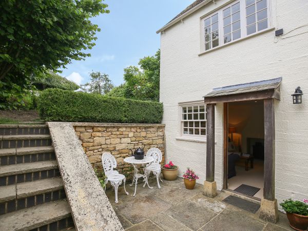 Kettle Cottage | Chipping Campden Courtyard Terrace Picture of Kettle