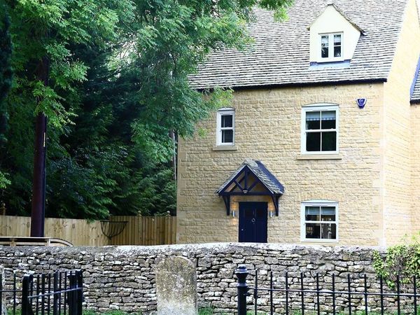 Church View Bourton On The Water Self Catering Holiday Cottage