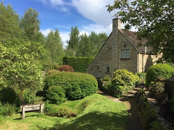 Spring Cottage Bibury Pool Ho Self Catering Holiday Cottage