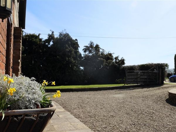 Elephant Cottage Leominster Cross Fm Self Catering Holiday