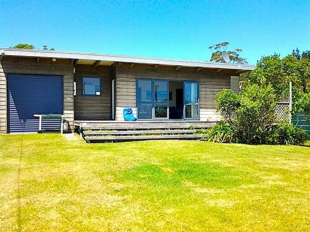 Beachfront Bach - Rings Beach Bach - 1027803 - photo 2