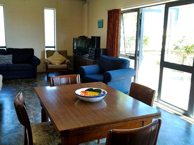 Beachfront Bach - Rings Beach Bach - 1027803 - photo 5