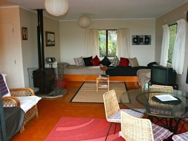 Nestled Atop the Lane - Pukawa Bay Holiday Home - 1028402 - photo 5