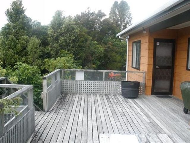 Nestled Atop the Lane - Pukawa Bay Holiday Home - 1028402 - photo 2