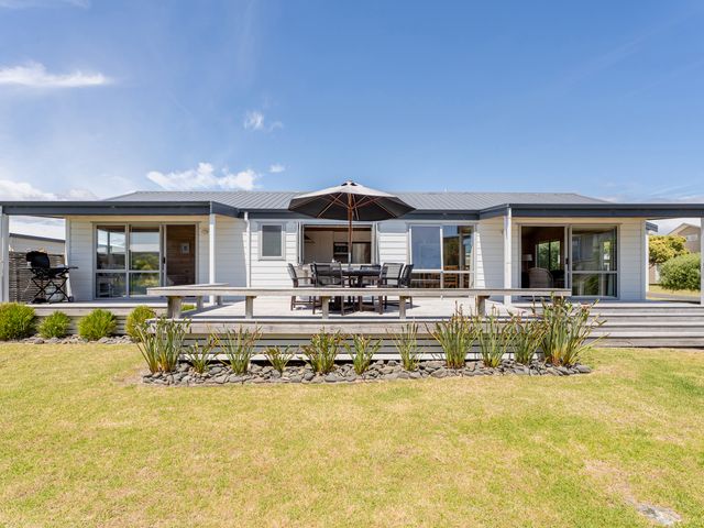 Kowhai Retreat - Matarangi Holiday Home - 1028518 - photo 1