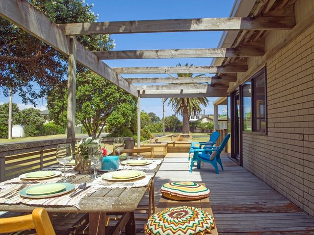 Vintage Pohutukawa - Whangamata Bach - 1028722 - photo 2