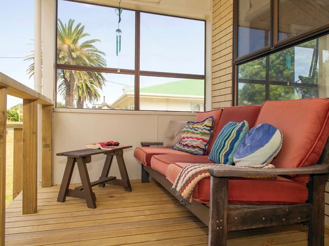 Vintage Pohutukawa - Whangamata Bach - 1028722 - photo 3