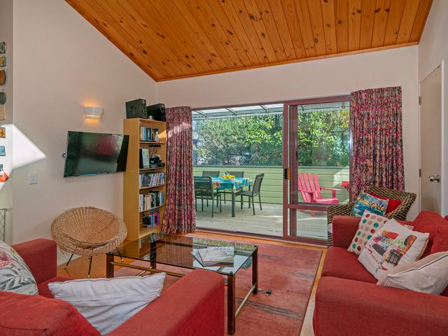 Carefree at Cooks - Cooks Beach Bach - 1029156 - photo 2