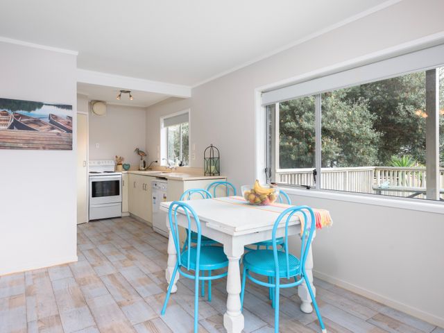 Laze on Loop - Waihi Beach Holiday Home - 1029681 - photo 3
