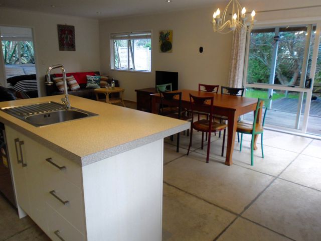 Ocean Beach Honey - Tairua Holiday Home - 1030804 - photo 5