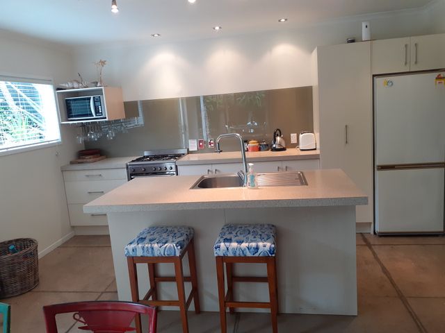Ocean Beach Honey - Tairua Holiday Home - 1030804 - photo 4