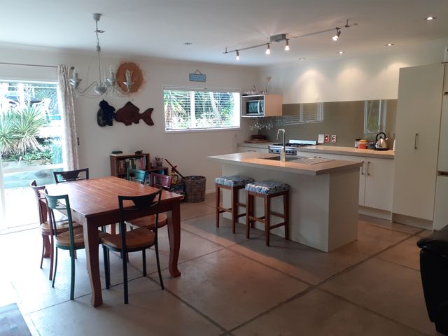 Ocean Beach Honey - Tairua Holiday Home - 1030804 - photo 3