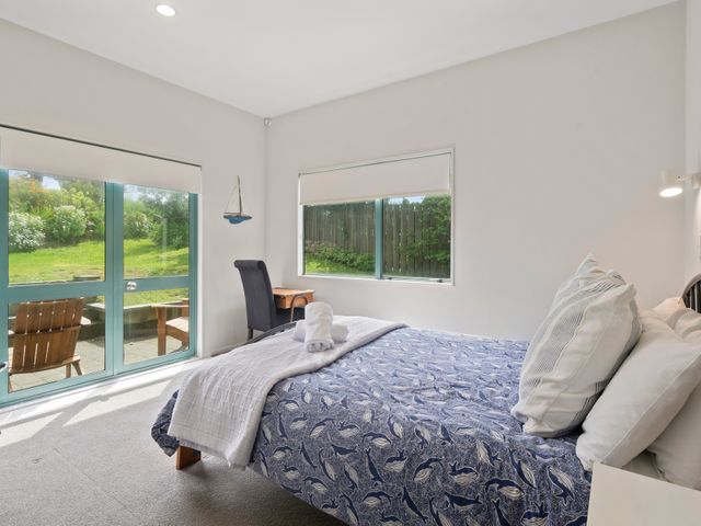 Beachfront Getaway - Waikanae Beach Holiday Home - 1031268 - photo 5