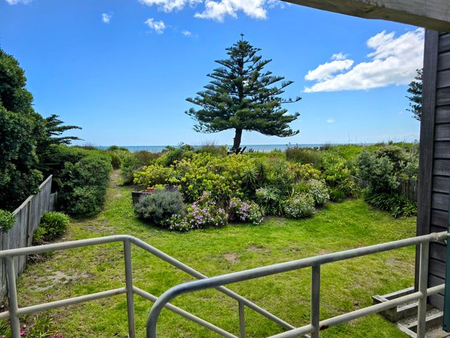 Beachfront Getaway - Waikanae Beach Holiday Home - 1031268 - photo 2