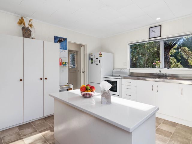 Family Fun at The Lake - Lake Tarawera Home - 1031412 - photo 4