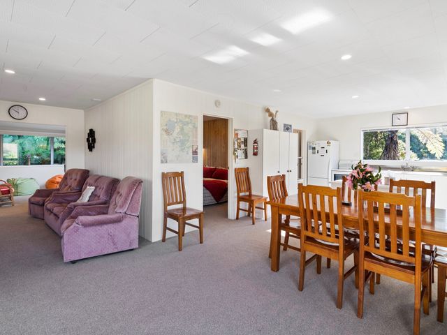 Family Fun at The Lake - Lake Tarawera Home - 1031412 - photo 5