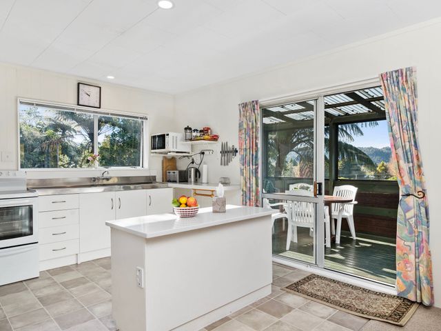 Family Fun at The Lake - Lake Tarawera Home - 1031412 - photo 3