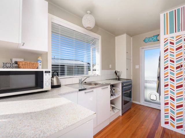 The Black Bach - Mt Maunganui Holiday Home - 1031463 - photo 4