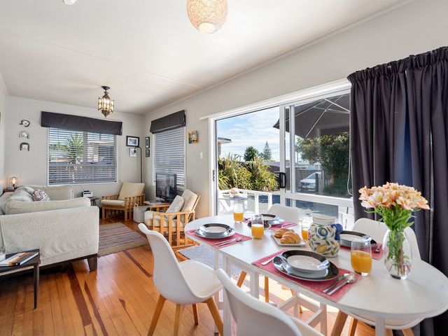 The Black Bach - Mt Maunganui Holiday Home - 1031463 - photo 2