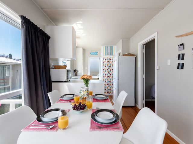 The Black Bach - Mt Maunganui Holiday Home - 1031463 - photo 3
