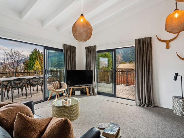 Lake and Mountain Views - Central Queenstown - 1031489 - photo 2