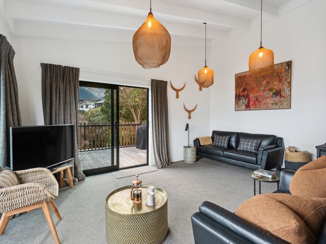 Lake and Mountain Views - Central Queenstown - 1031489 - photo 4
