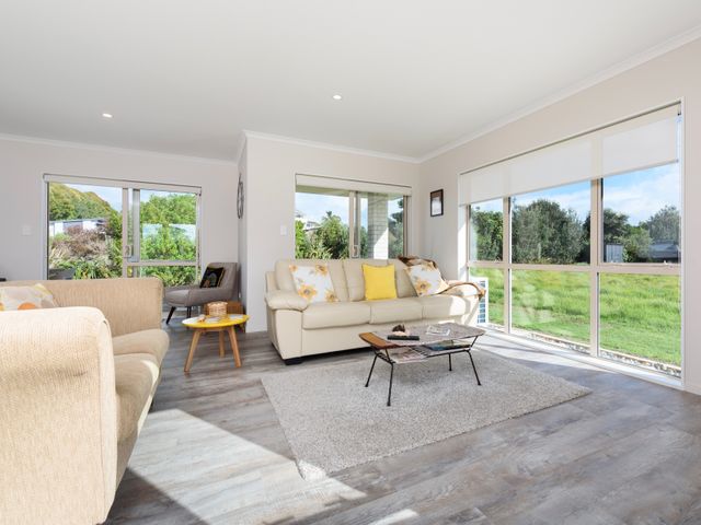 Modern Beach Break - Waihi Beach Holiday Home - 1031552 - photo 5