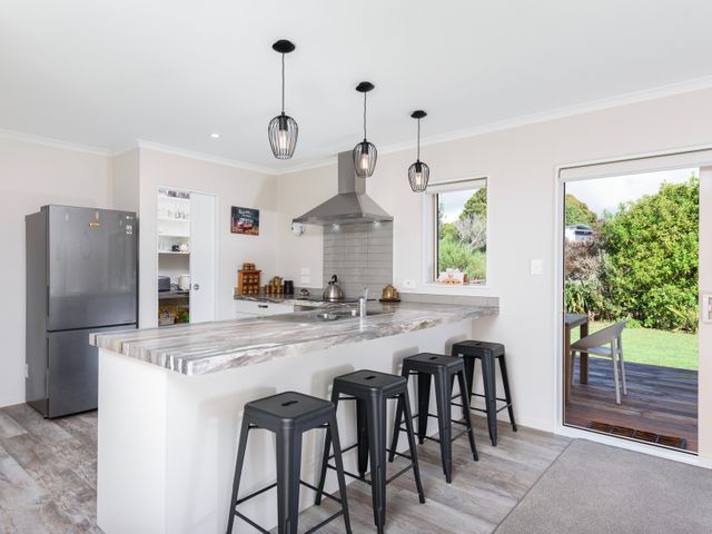 Modern Beach Break - Waihi Beach Holiday Home - 1031552 - photo 4
