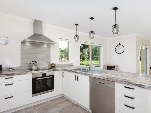 Modern Beach Break - Waihi Beach Holiday Home - 1031552 - photo 3