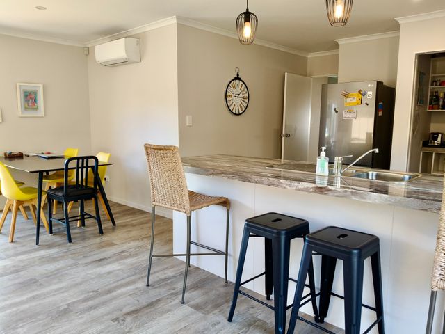 Modern Beach Break - Waihi Beach Holiday Home - 1031552 - photo 5